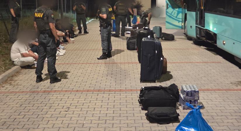 Zárjegy nélküli cigaretta alá rejtettek fegyvereket egy menetrend szerinti buszon az M5-ösön – videó