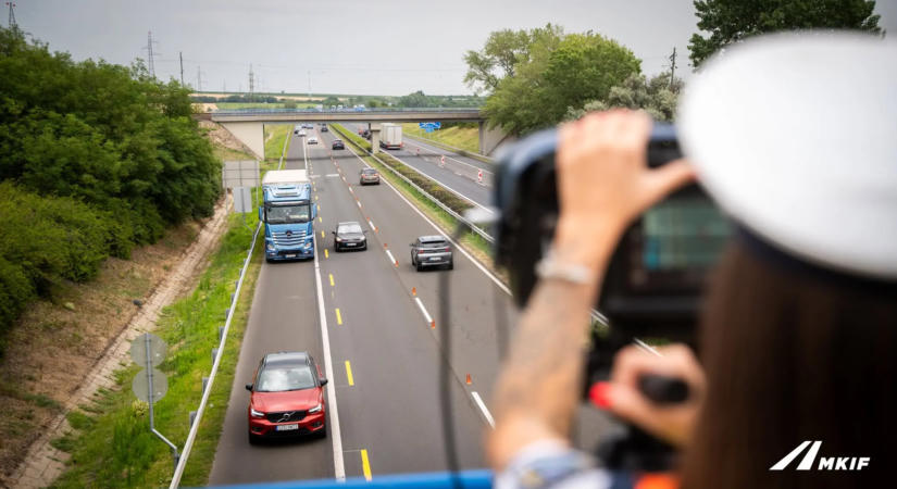 Felüljáróról traffiztak a rendőrök az M3-ason! Megdöbbentő lett az eredmény!