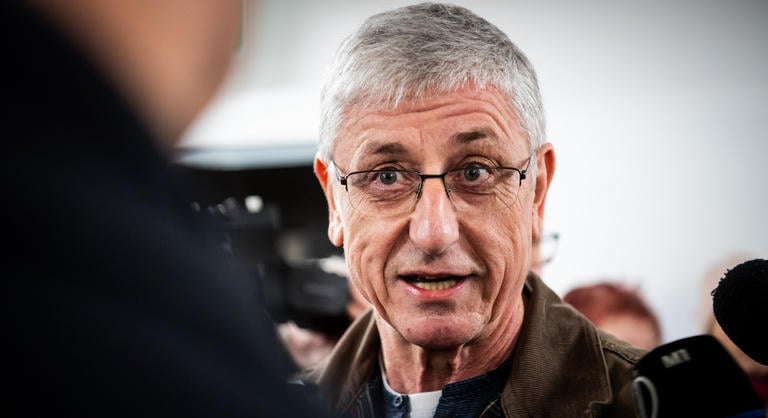Gyurcsány Ferenc egy fa mögül kikukucskálva vallotta be, hogy becsapja az olvasókat