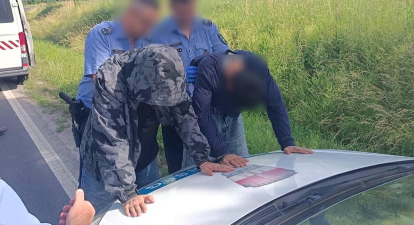 Embercsempészeket fogtak el Röszke közelében
