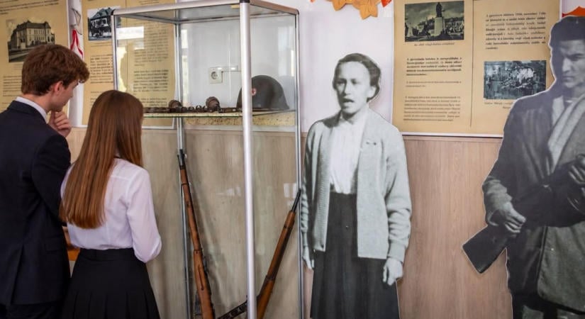 Fegyverek és korabeli fotók idézik fel 1956 tatai eseményeit