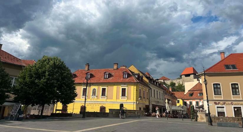 Most figyelj! Villámlás, jégeső és erős szél is érkezhet Hevesbe