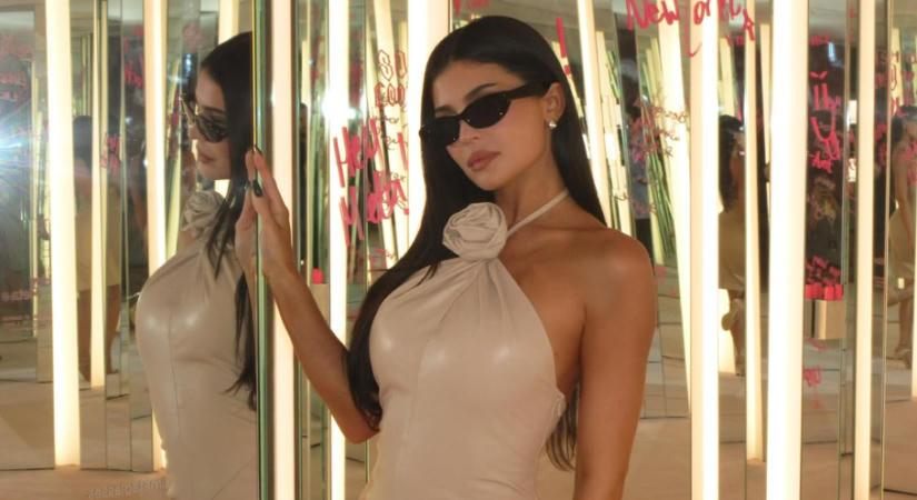 Merész fotók: ruha nélkül pózolt Kylie Jenner