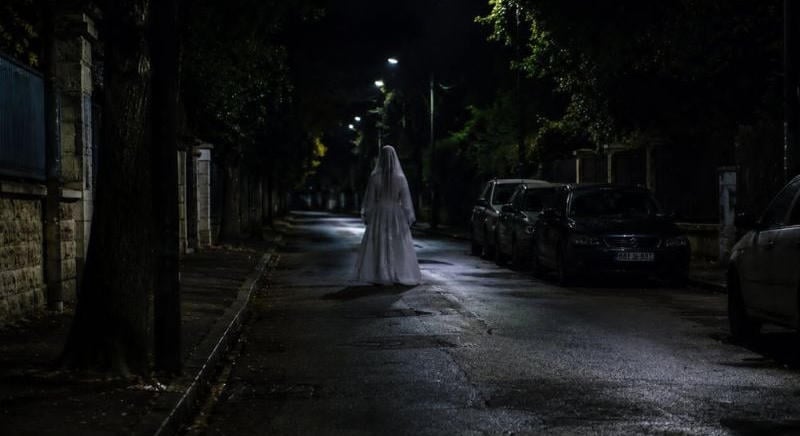Fehér ruhás fantom tartja rettegésben Szentendre lakóit, horrorisztikus felvételen a rémalak
