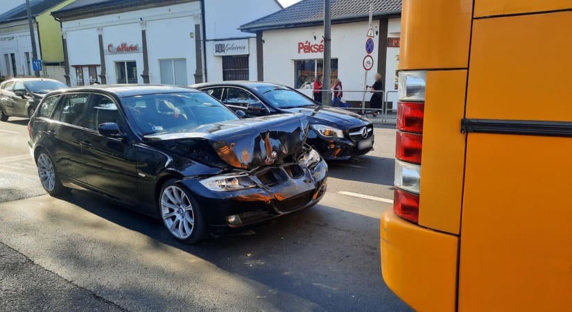 Milliós kár lett a vége: álló busznak csapódott egy autó Nyíregyházán (fotókkal)