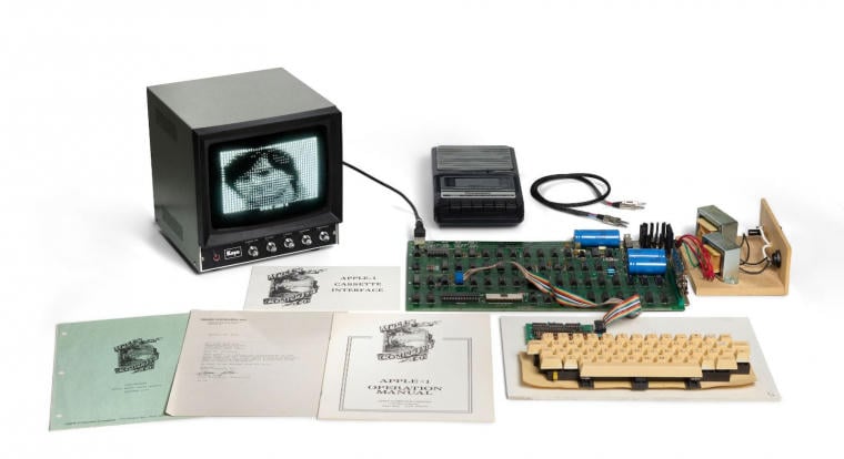 372 millió forintért talált gazdára az az Apple-1, amihez egy igen ritka extra is jár