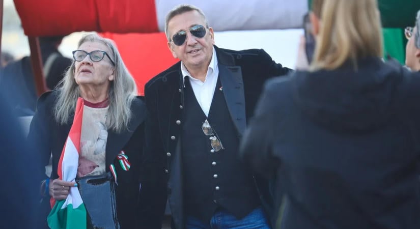 Mi történt Bayer Zsolttal? Így jelent meg a Zászlómeneten