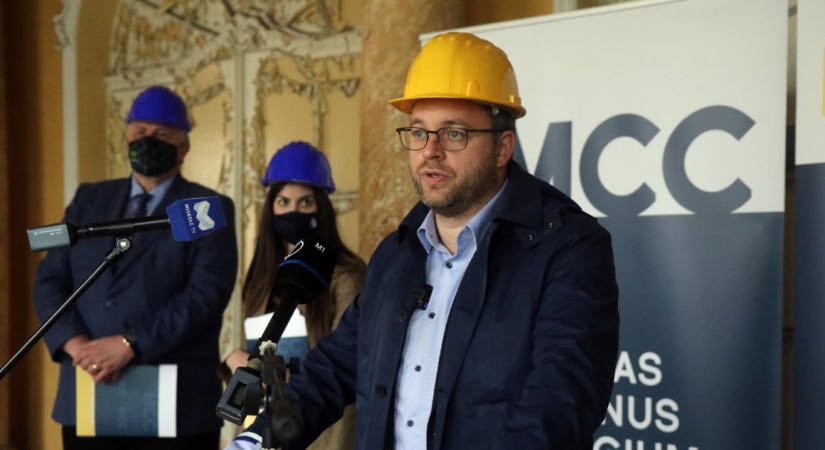 Orbán Balázs 470 millió forintért vett családi házat Budán