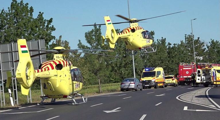 Halálos baleset történt Sárvárnál, három mentőhelikopter és nyolc mentőegység ment a helyszínre