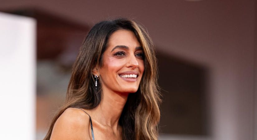 Amal Clooney megmutatta, hogyan viseljük ősszel a nyár egyik legnagyobb trendjét