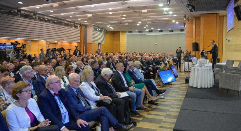 Oszkó Péter: eladtuk a kínaiaknak az európai piacot, sőt még fizettünk is érte