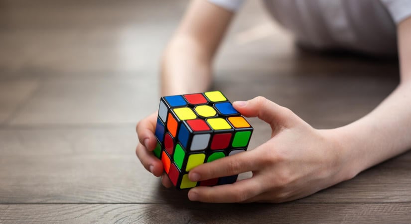 Pislogni sincs idő: így rakja ki a Rubik-kockát a hatéves világrekorder