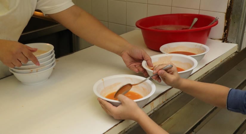 Döbbenetes, mit találtak az iskolások ételében - nyolc gyerek került kórházba