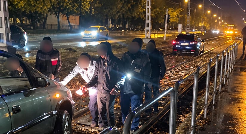 „A GPS behozott ide” – egymás után két autó hajtott a sínekre Budapesten
