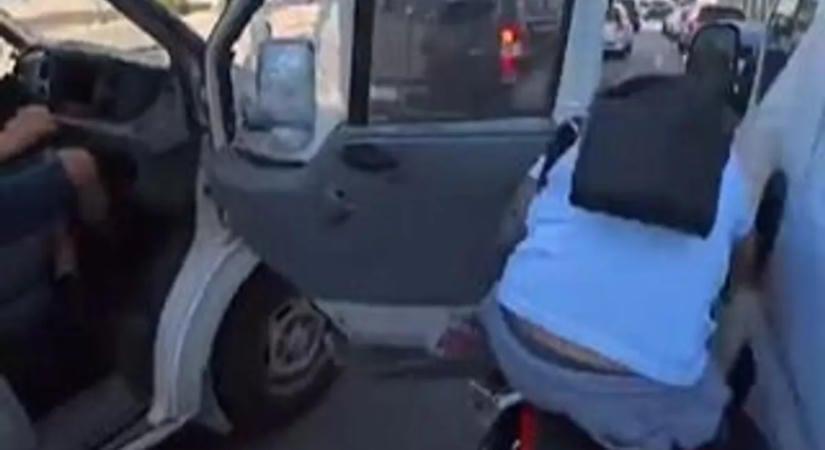 Nekünk fáj, ahogy ütközik a kocsik között száguldó motoros