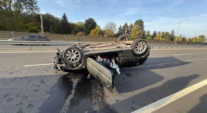 Felborult egy autó Debrecennél, ketten megsérültek a balesetben– fotókkal