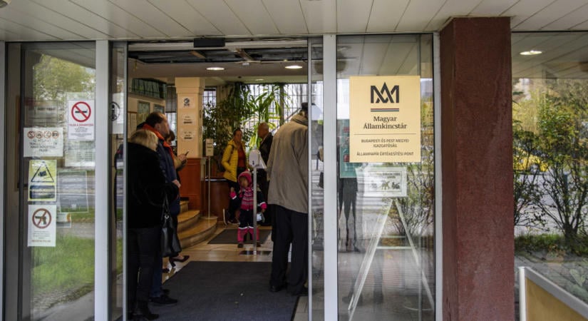 Párizsból üzenték: a magyar kormány helyében plafont tennének a 13. és 14. havi nyugdíjra