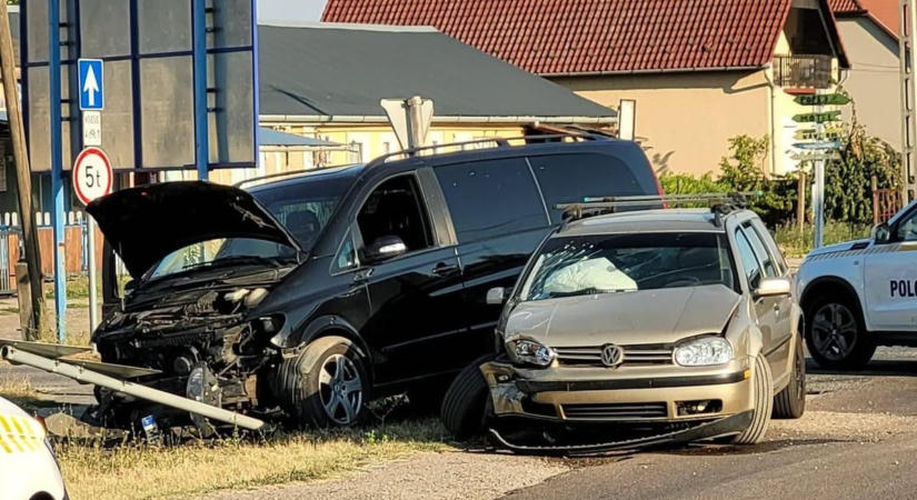 Csúnyán összetört két karambolozó autó Füzesabonyban – fotókkal