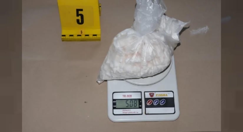 Több mint három és fél kilogramm kristályt foglaltak le egy dányi házban