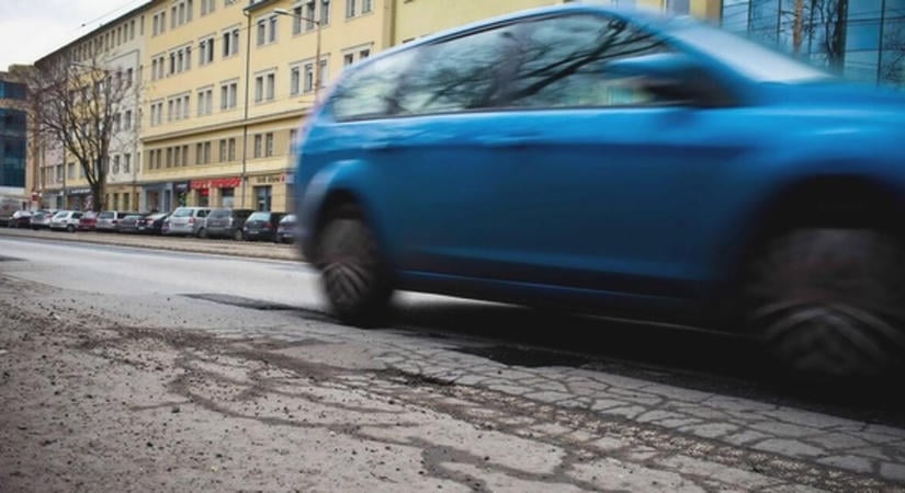 Elképesztő, hány évtizedre lenne szükség a teljes magyar úthálózat egyszeri felújításához
