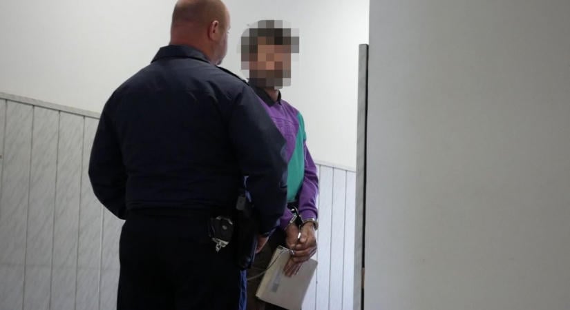 Kettétört a fejsze a dühös férj kezében: Így állt bosszút a feleségén Tolnában