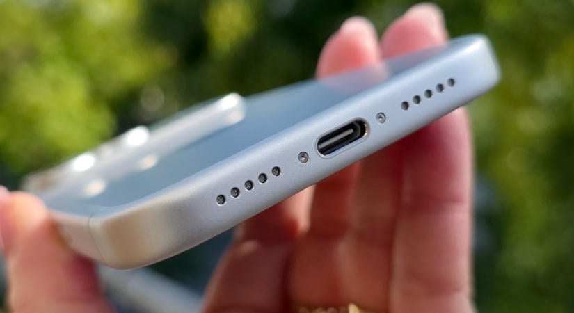 Nem tölt rendesen a telefon? Lehet, hogy csak az USB-C port koszos