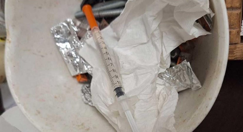 Saját pácienseit látta el droggal a józsefvárosi addiktológiai asszisztens, egy fiatal meghalt a tőle kapott szertől
