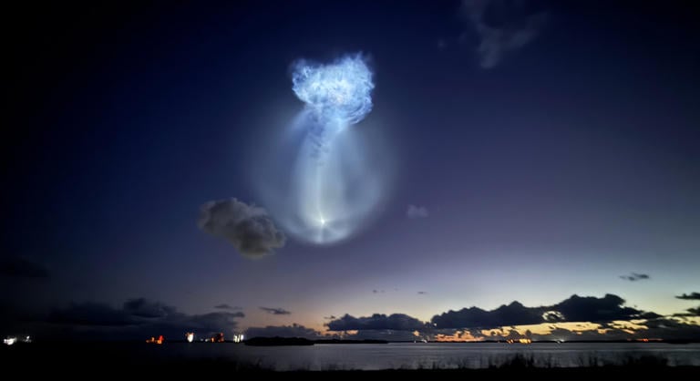 Hatalmas világító medúza jelent meg az égen egy SpaceX rakéta indítása után