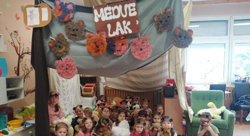Macibarlang fogadja a gyerekeket az ajkai óvoda bejáratánál