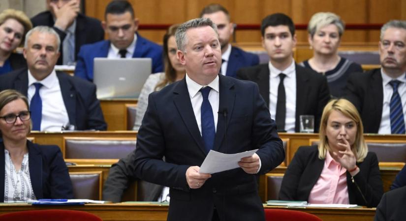 A belügyminiszter bejelentette: hozzányúl a kormány a taorendszerhez