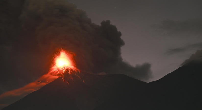 Pokoli robbanás Guatemala felett: elrendelték az emberek kitelepítését a kitört vulkán miatt