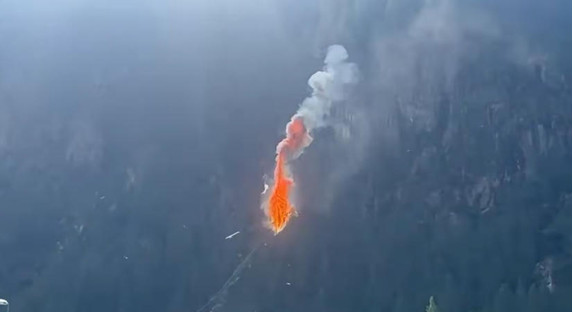 Videó: Lángolva zuhant le egy drótkötélbe akadt helikopter Olaszországban
