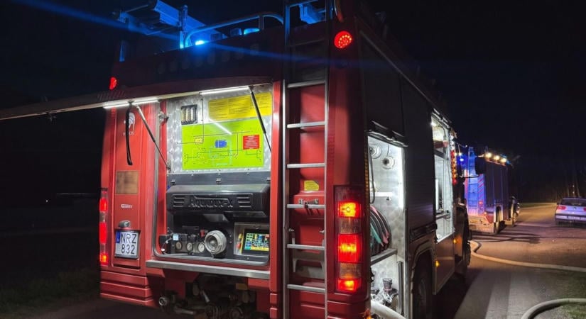 A szirénák jelezték, hogy nagy a baj! Éjszaka egy borsodi településen csaptak fel a lángok