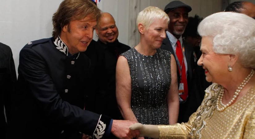 Paul McCartney felesége szerint II. Erzsébet királynő gyengéd érzéseket táplált a Beatles sztárja iránt
