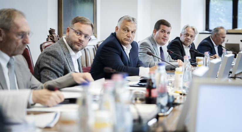 160 milliárdot osztott ki teljes titokban az Orbán-kormány, a fideszes narratívát szajkózó Alapjogokért Központ is kapott belőle