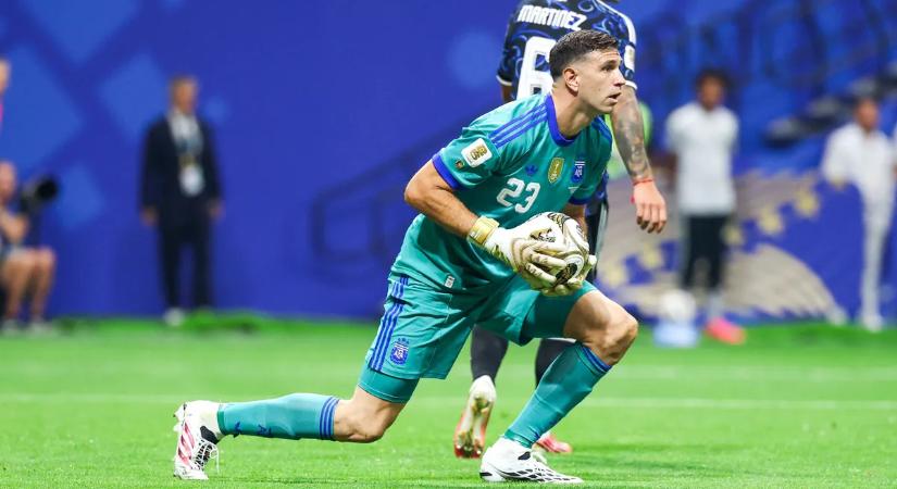 Eltörte az ujját az argentin válogatott kapusa, de sérülten is vállalja a vb-döntőt