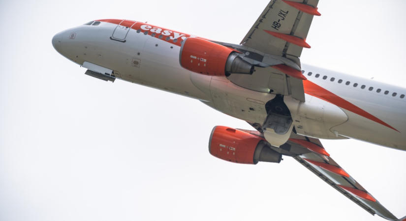 Káosz az EasyJetnél, közel száz járatot töröltek