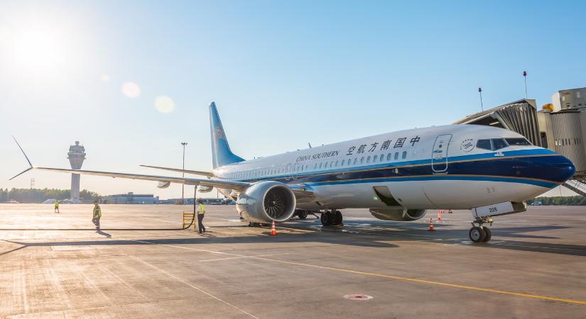 Videó: üzemanyagszivárgás miatt kellett kényszerleszállnia egy Boeing-gépnek