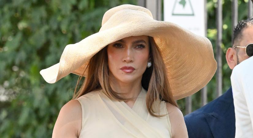 Jennifer Lopeztől zseniális stílustrükkje: sokkal hosszabbnak és vékonyabbnak tűnik tőle a lábad!