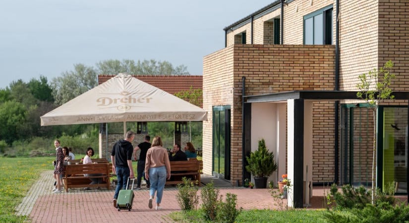 Aranyló őszi lombok és kulturális feltöltődés – Páratlan élmények várnak a Skanzen Hotelben
