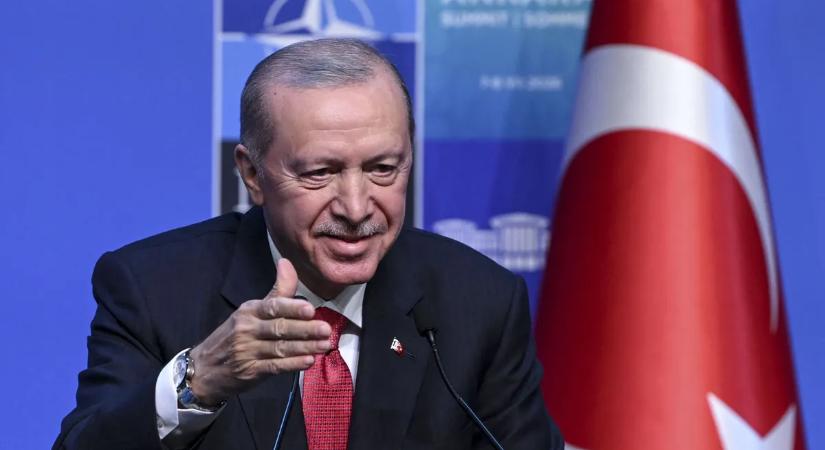 Erdogan furcsa ajándékkal lepte meg a NATO vezetőit