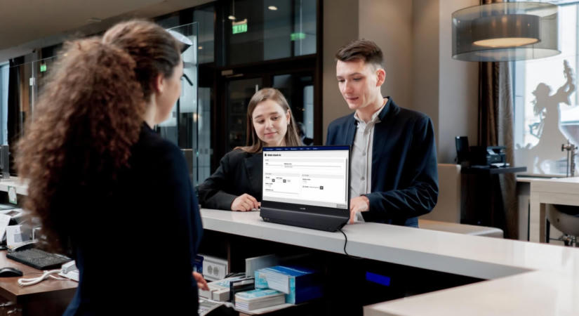 Kétoldalas monitort villantott a Philips – Az elején és a hátulján is van kijelző
