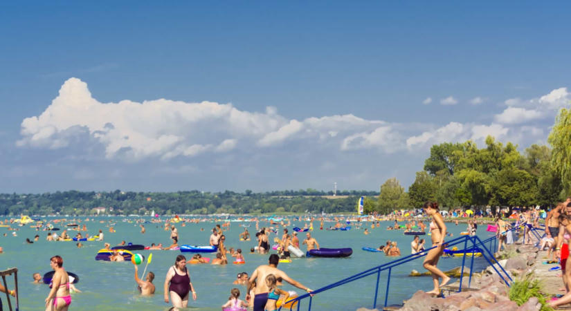 Évente akár egy kisebb tankerhajónyi is a Balatonba kerülhet belőle – Kitalálod, mi az?