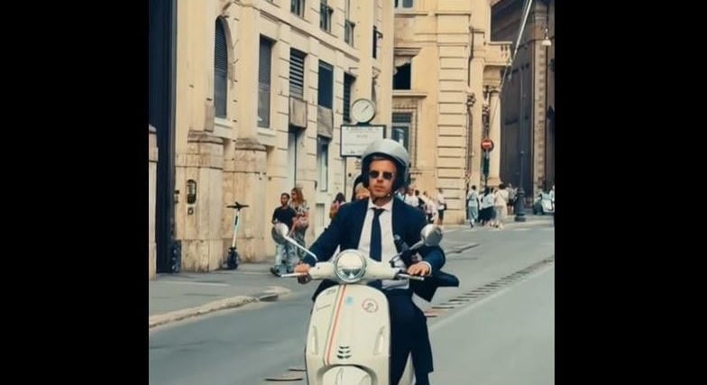 Magyar Péter a fiával, bukósisakban, robogón hasított Róma utcáin