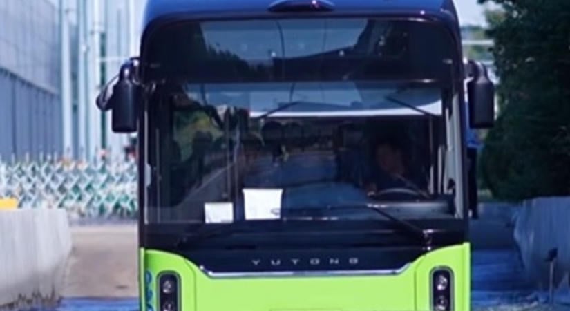 Videón, mi történik, ha vízbe hajtanak egy villanybusszal