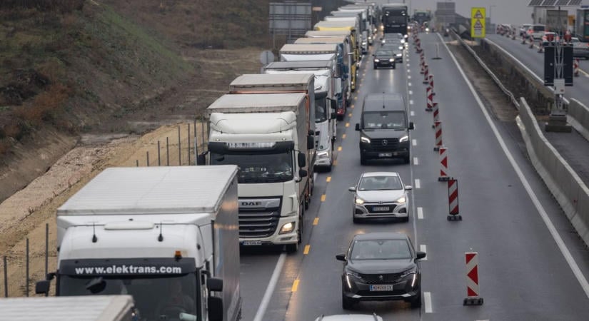 Drogos sofőr randalírozott az M1-esen, sorra döntötte a táblákat