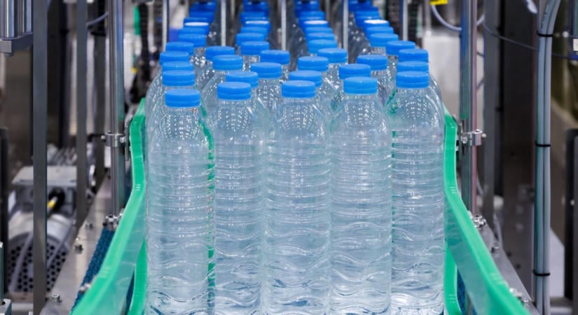 Pánikvásárlás indult az ásványvízért, kartonszámra viszik a boltok polcairól