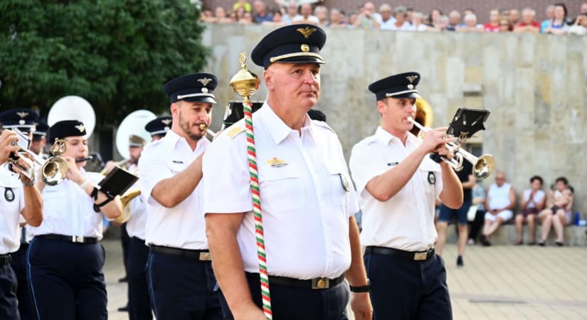Négy katonazenekar töltötte meg dallamokkal Szolnok főterét – galériával, videóval