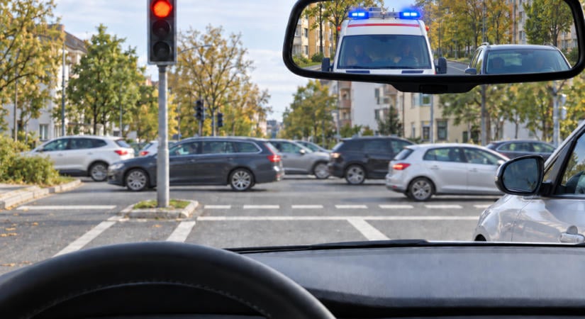 Mentőautó jön mögötted, de piros a lámpa, előre gurulsz?
