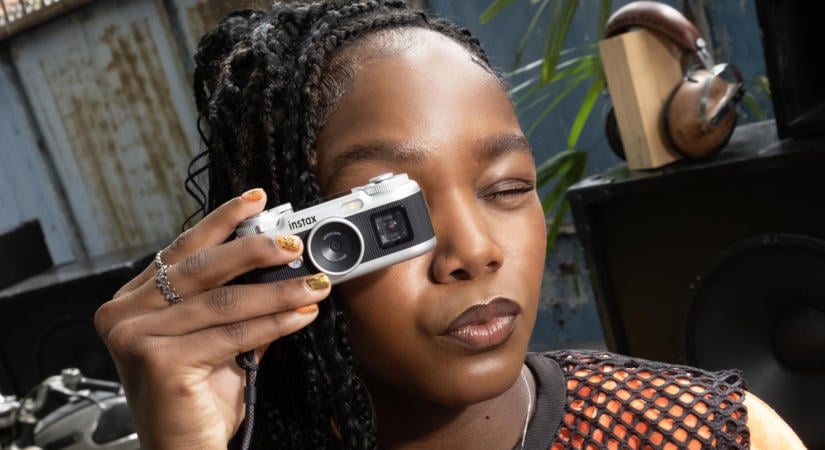 Érdekes lehetőségekkel lepi meg a vásárlókat a Fujifilm új retró kamerája